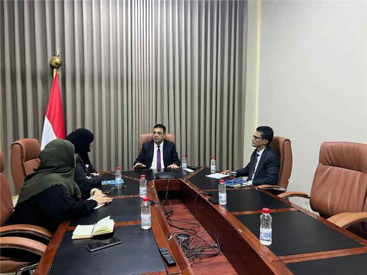 وزير الدولة المعني بالنزوح والطوارئ الإنسانية يبحث مع رئيسة اللجنة الوطنية للمرأة تعزيز التعاون لدعم النازحات