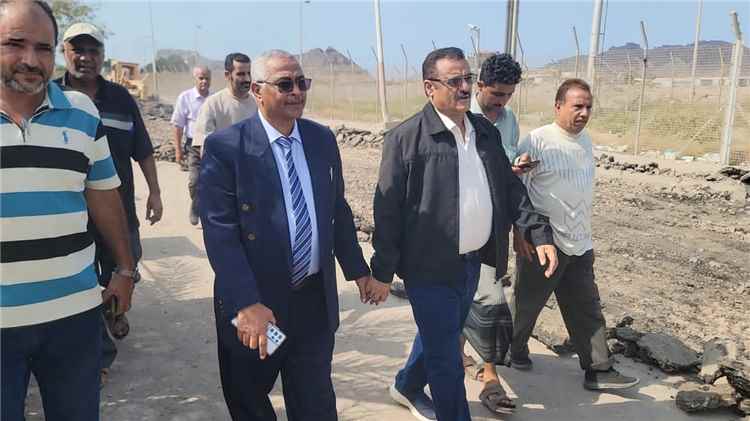 بمعية المدير التنفيذي لشركة مصافي عدن..مدير عام البريقة يدشن مشروع إعادة تأهيل أحد الشوارع المتهالكة بالمديرية..