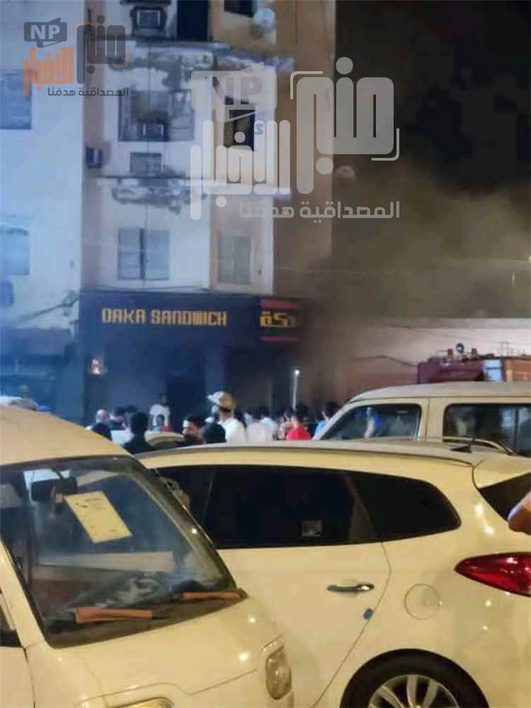 شاهد صورة..حريق يلتهم مطعم «دكة ساندوتش» في الشارع الرئيسي بالمعلا