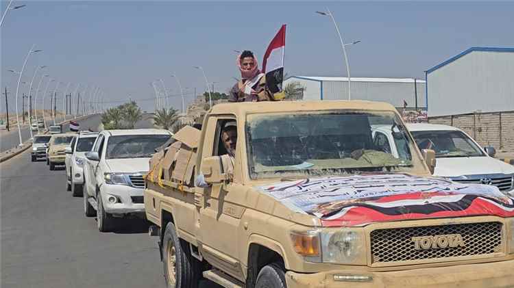أبناء البيضاء يسيّرون قافلة غذائية للمرابطين في جبهات مأرب..