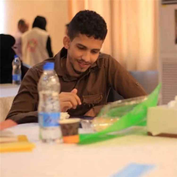 ناشط عدني يقدم على إيذاء نفسه خلال بث مباشر من مقر إقامته في مصر