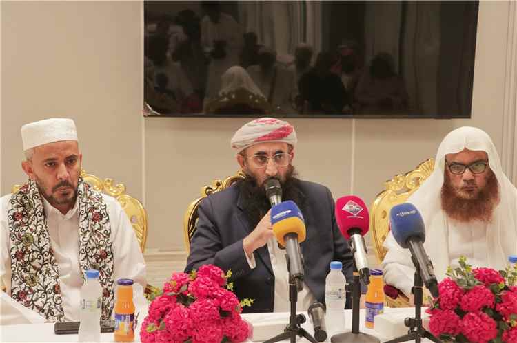 وزير الأوقاف يلتقي في المكلا علماء ومشائخ حضرموت ويؤكد على وحدة الصف لمواجهة الحو. ثي