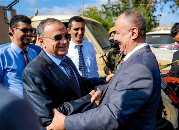 وزير النقل ورئيس جامعة عدن يدشنان مشروع النقل الجماعي المجاني لطلاب جامعة عدن