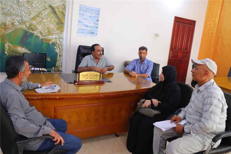 مدير عام خورمكسر يناقش مع شعبة المشاريع بتربية عدن استكمال المشاريع التربوية وتعزيز البنية التحتية التعليمية