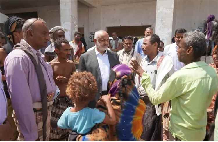 محافظ الحديدة يتفقد أوضاع النازحين في عدن ويوجه بسرعة تقديم المساعدات..