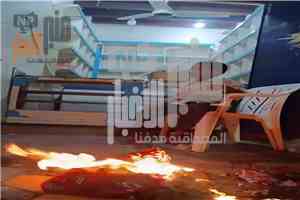 عاجل: بعد إعلانه الإفلاس.. مالك بقالة في عدن يُحرق أوراق المديونية بسبب تهرّب المدينين عن السداد